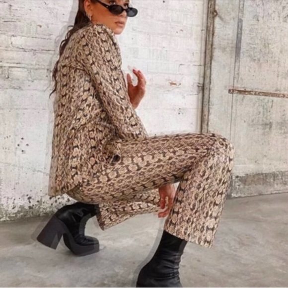 Danielle Bernstein Animal Print Skinny Leg Pants Beige Snake Print Size 2 - Picture 5 of 8